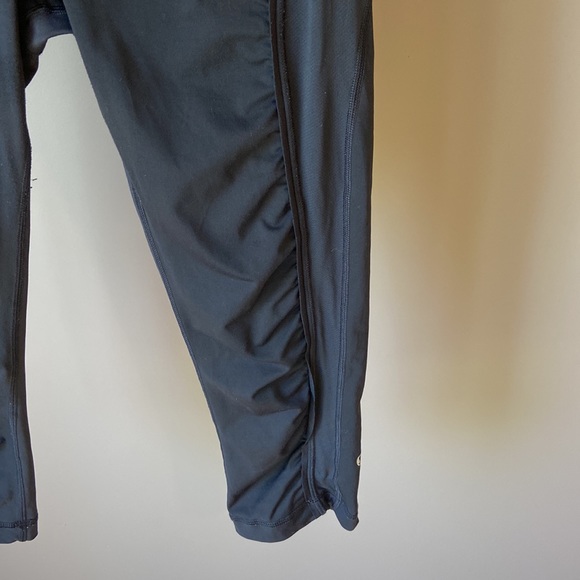 Lululemon black crops size 6 - Picture 2 of 6